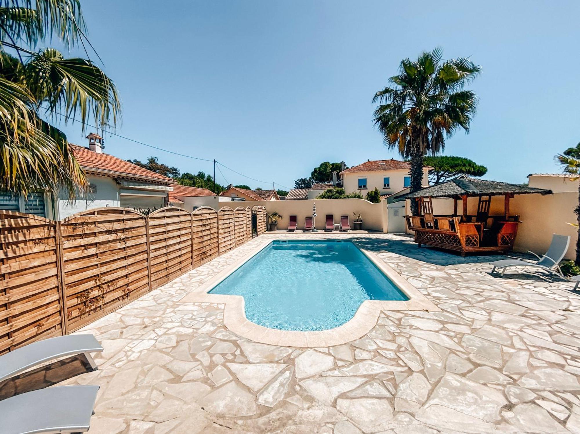 Reve D'azur: Beachfront With Shared Pool And Bbq Terrace * Sainte-Maxime