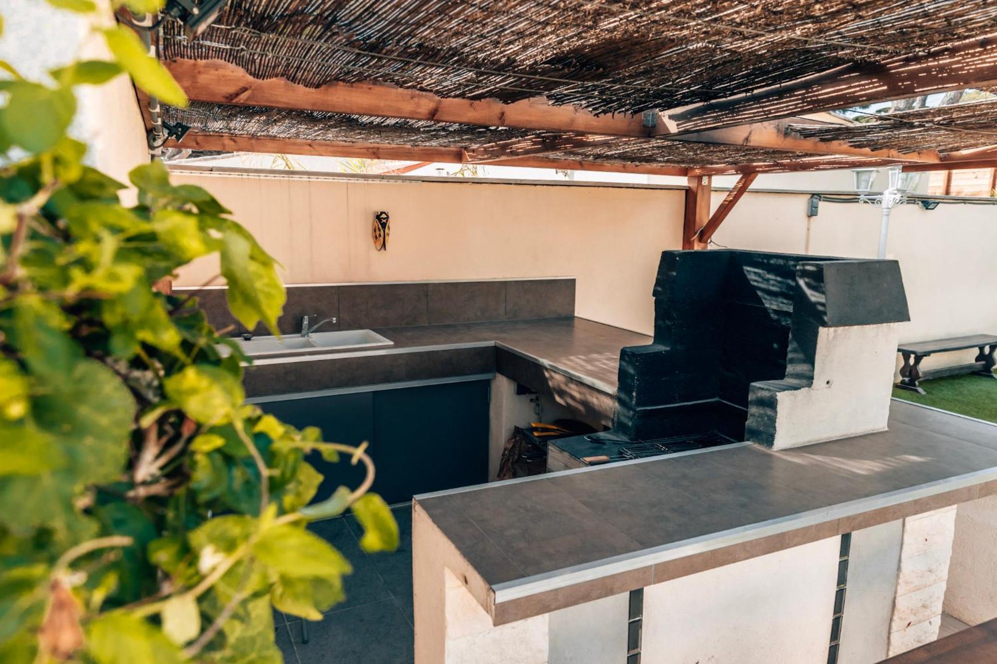 Reve D'azur: Beachfront With Shared Pool And Bbq Terrace