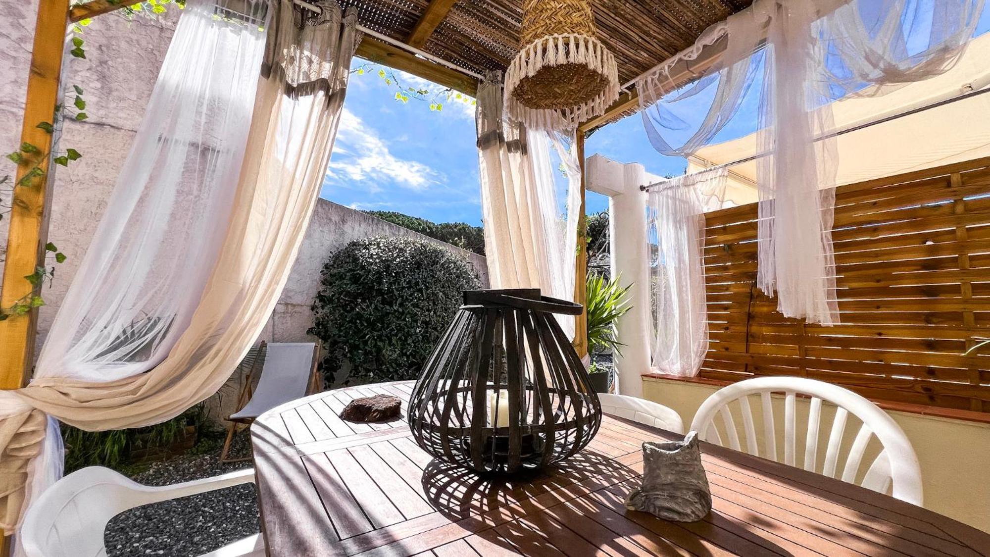 Reve D'azur: Beachfront With Shared Pool And Bbq Terrace Holiday home