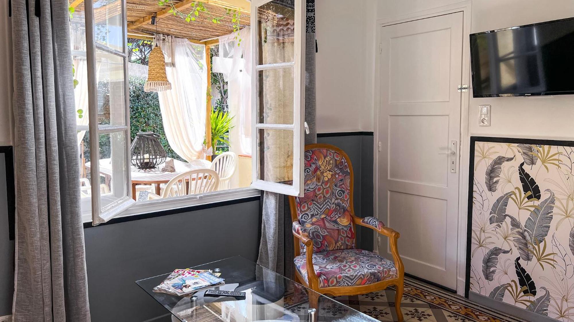 Reve D'azur: Beachfront With Shared Pool And Bbq Terrace Holiday home *