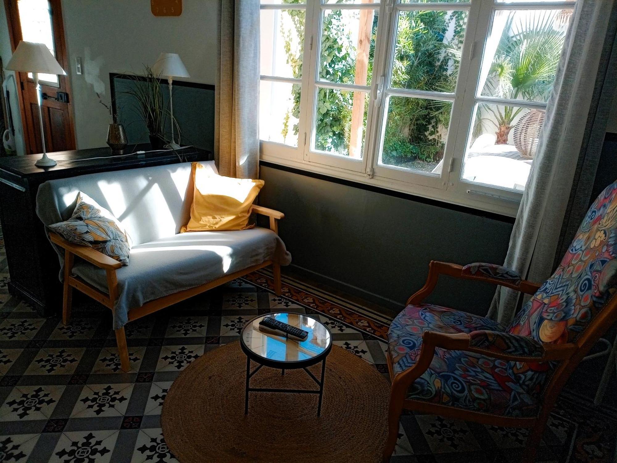 Reve D'azur: Beachfront With Shared Pool And Bbq Terrace